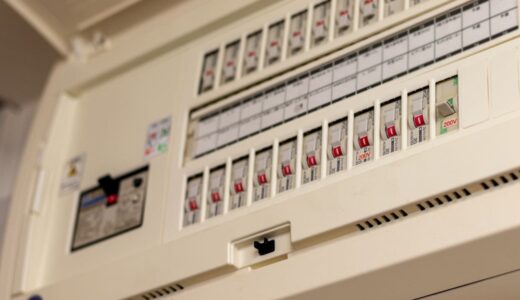 古いタイプのブレーカーは火災のリスク！寿命の目安と交換すべき危険サインを解説