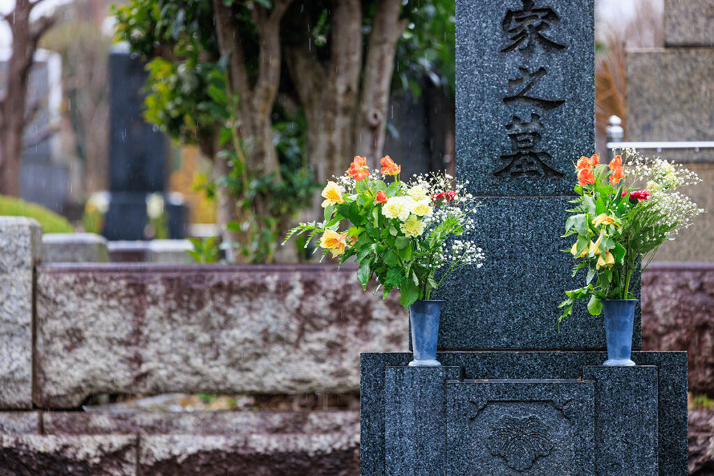 お墓に造花を供えるイメージ