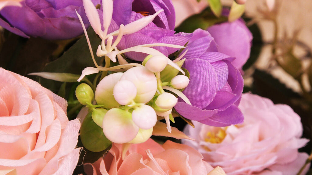お墓で造花を使用する際のよくある質問のイメージ